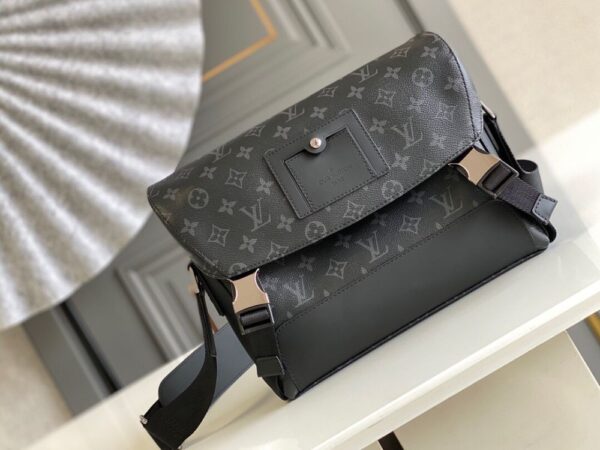 Louis Vuitton Bag VOYAGER M40511