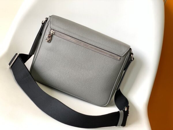 Louis Vuitton Bag  District M60831