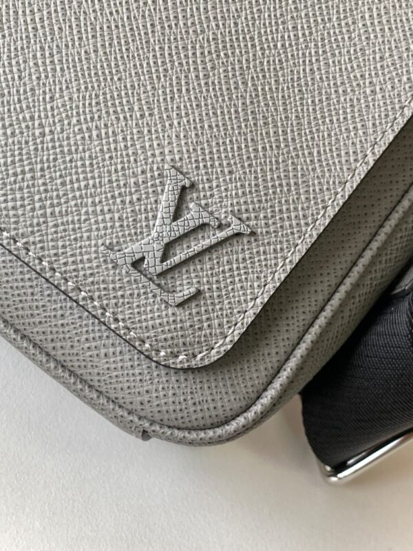 Louis Vuitton Bag  District M60831