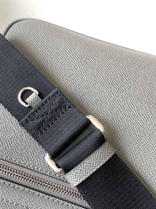 Louis Vuitton Bag  District M60831