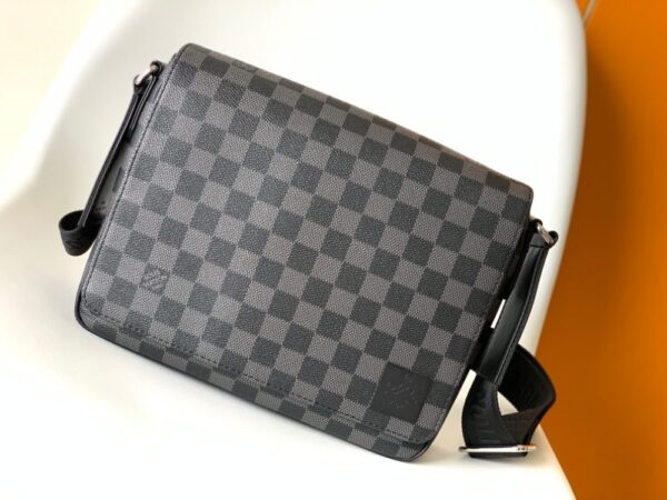 Louis Vuitton Bag  District  M42710