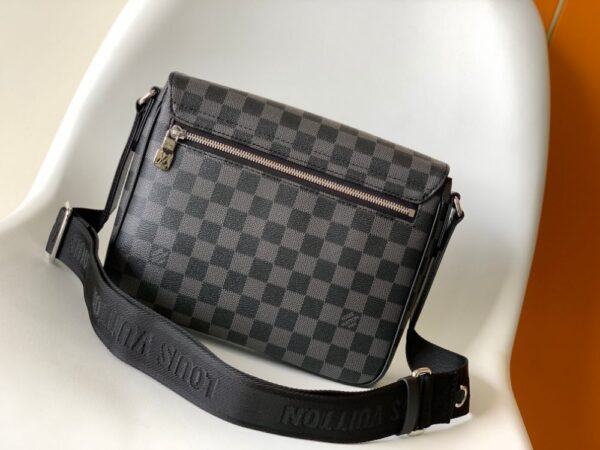 Louis Vuitton Bag  District  M42710