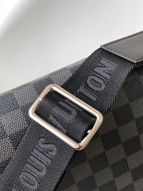 Louis Vuitton Bag  District  M42710