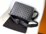 Louis Vuitton Bag  District  M42710
