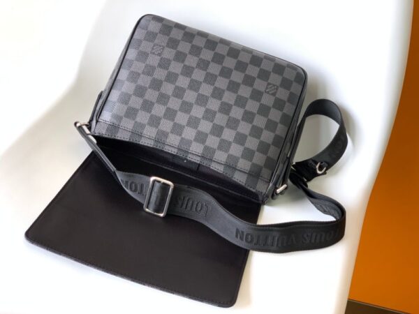 Louis Vuitton Bag  District  M42710