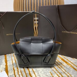 Bottega Veneta  Arco 33 Plain Weave 575943 Black Lychee Pattern