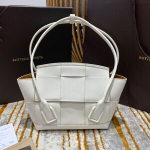 Bottega Veneta  Arco 33 Plain Weave 575943 White Lychee Pattern