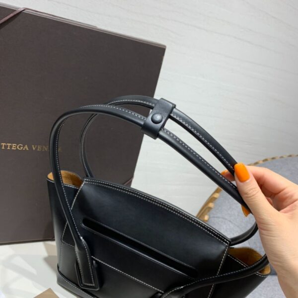 Bottega Veneta  Arco 33 Plain Weave 580725 Black