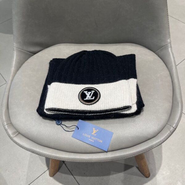 Louis Vuitton Wool scarf and hat set