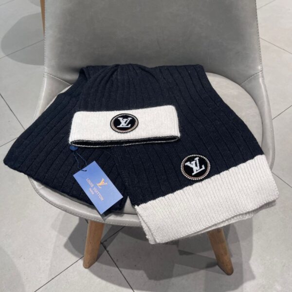 Louis Vuitton Wool scarf and hat set