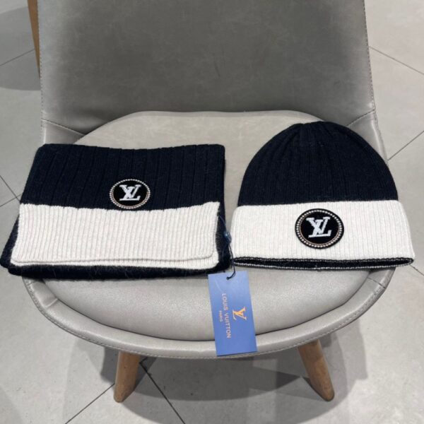 Louis Vuitton Wool scarf and hat set