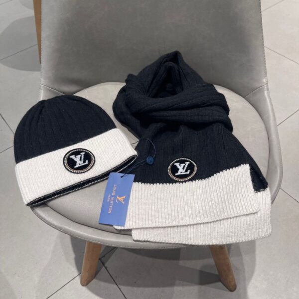 Louis Vuitton Wool scarf and hat set