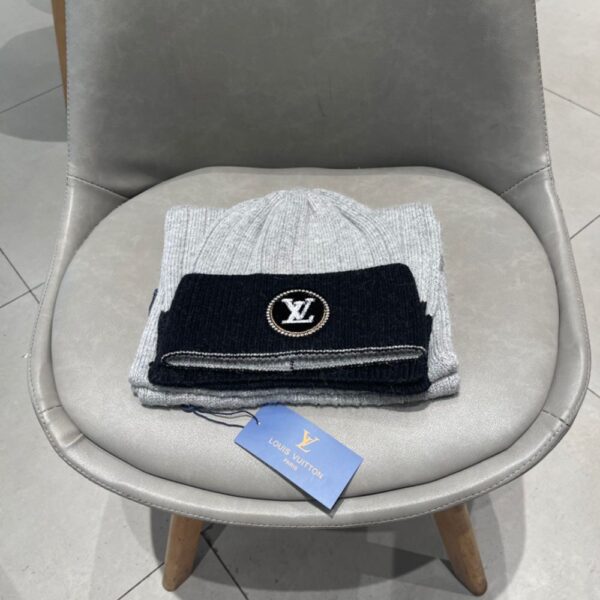 Louis Vuitton Wool scarf and hat set