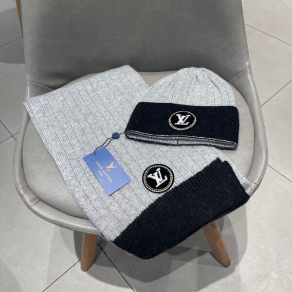 Louis Vuitton Wool scarf and hat set