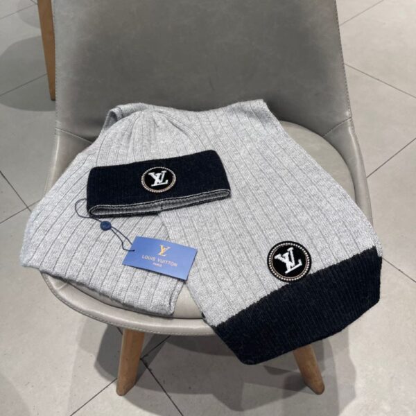 Louis Vuitton Wool scarf and hat set