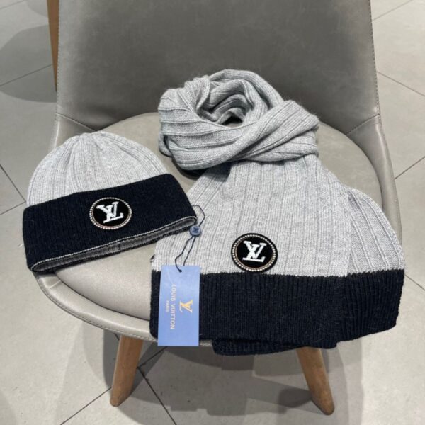 Louis Vuitton Wool scarf and hat set