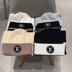 Louis Vuitton Wool scarf and hat set