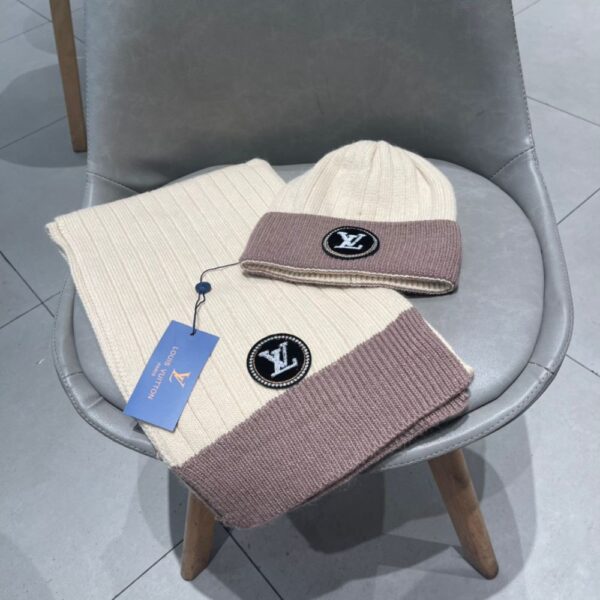 Louis Vuitton Wool scarf and hat set