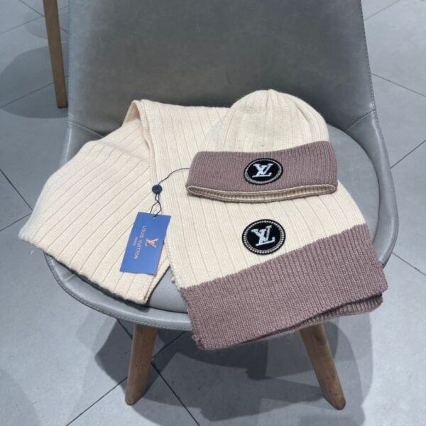 Louis Vuitton Wool scarf and hat set