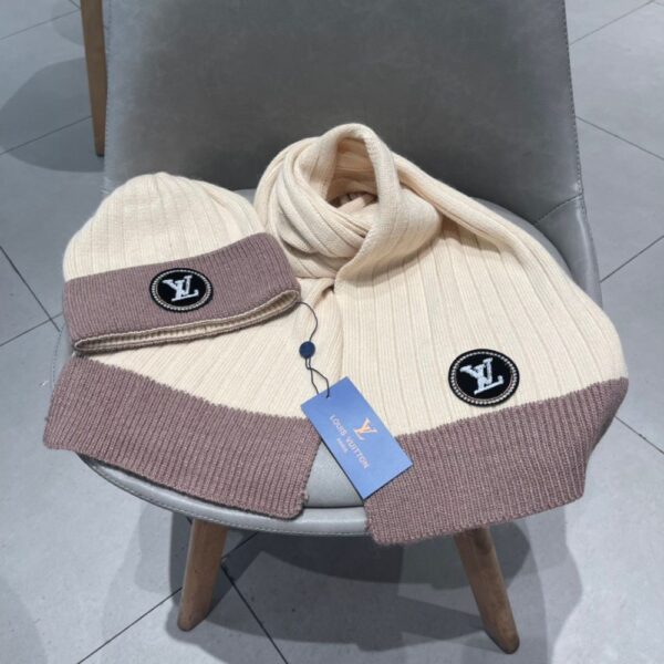 Louis Vuitton Wool scarf and hat set